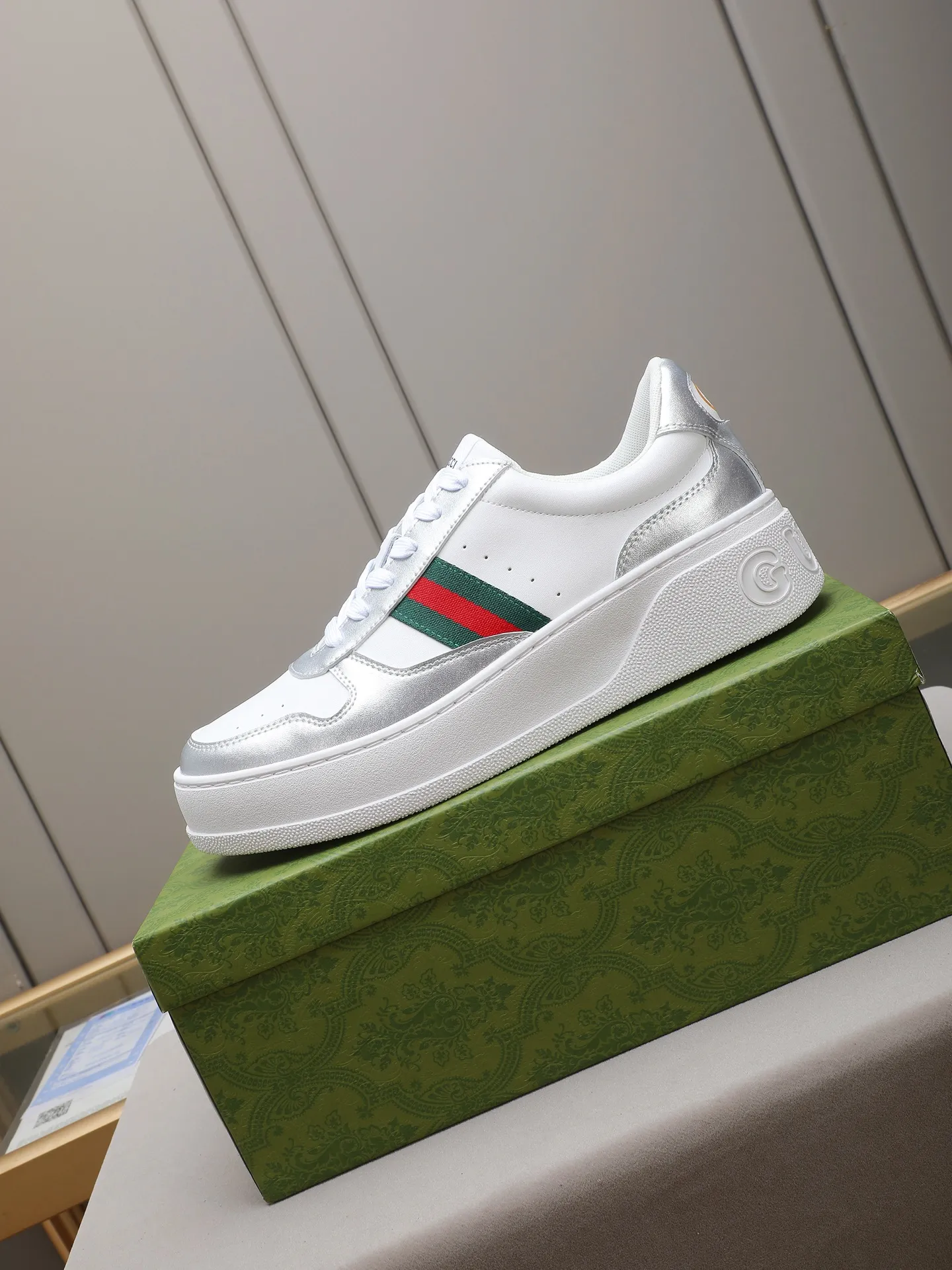 PP420 new men's shoes GUCCI fashion trend, made of first-layer calfskin➕breathable mesh lining! The foot feels super comfortable and the workmanship is impeccable. The original ultra-light outsole, size: 38-44 (45 customized), 5 colors to choose from!